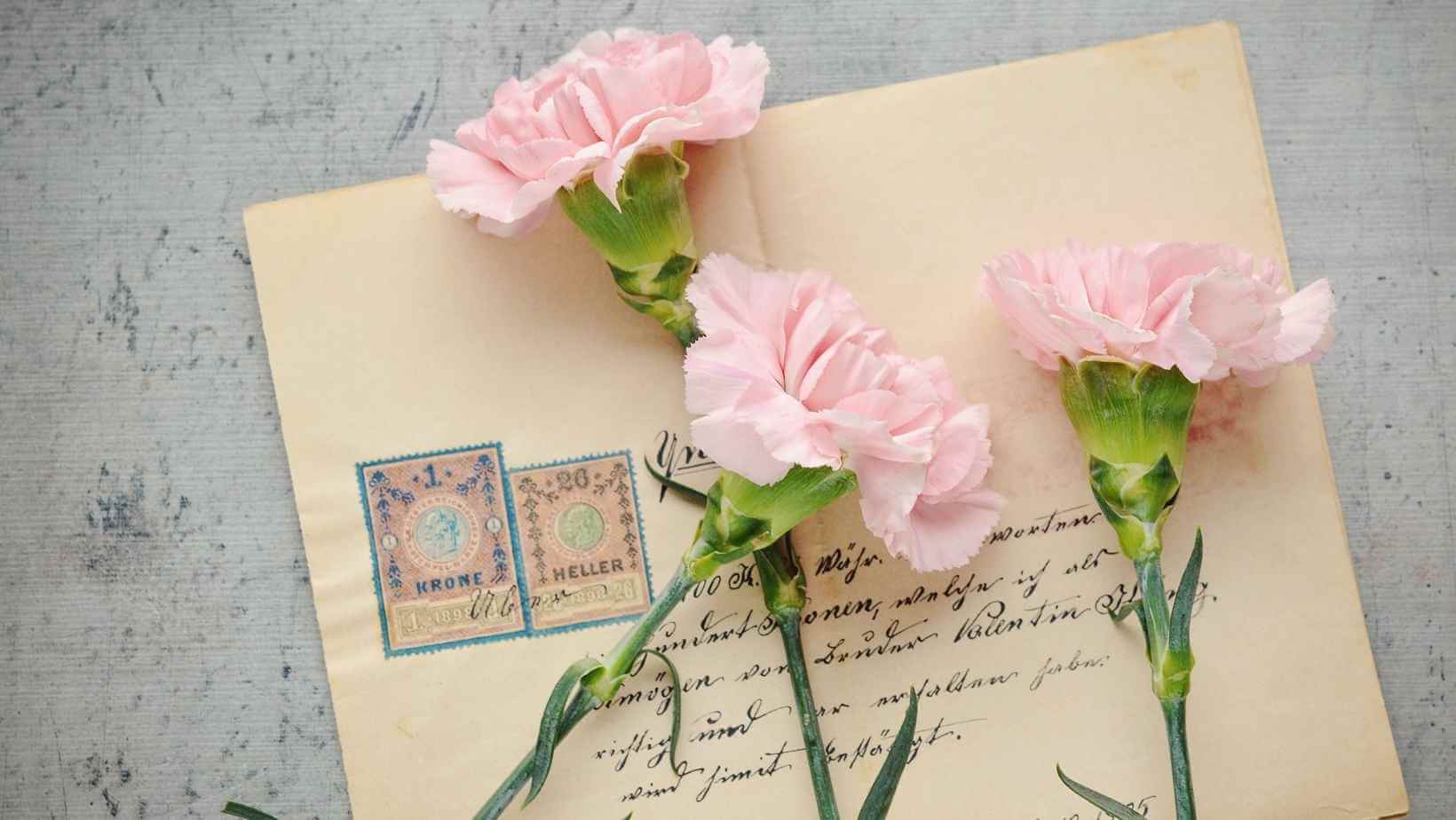 Une lettre d'amour avec des roses par dessus.