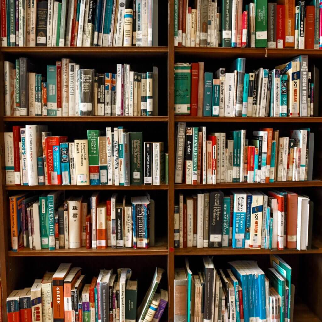Une bibliothèque pour représenter le service de prêt de jeux de sociétés et livres ou ouvrages proposé par le théâtre social itinérant le bazar culturel