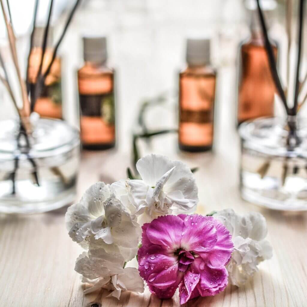 Des produits de phytothérapie déposés sur une table pour mettre en avant l'activité de comptoir santé proposé par le bazar culturel