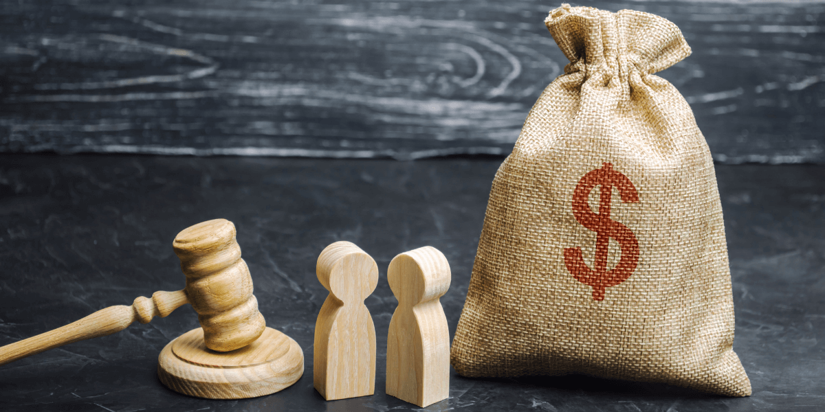 Une balance et un marteau avec deux individus symbolisant la loi du marché