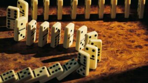 Un jeu de dominos et le démarrage d'une réaction en chaîne.